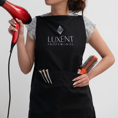 Estilista profesional con delantal Luxent, secador de pelo, cepillo y pinzas. - Luxent Professional