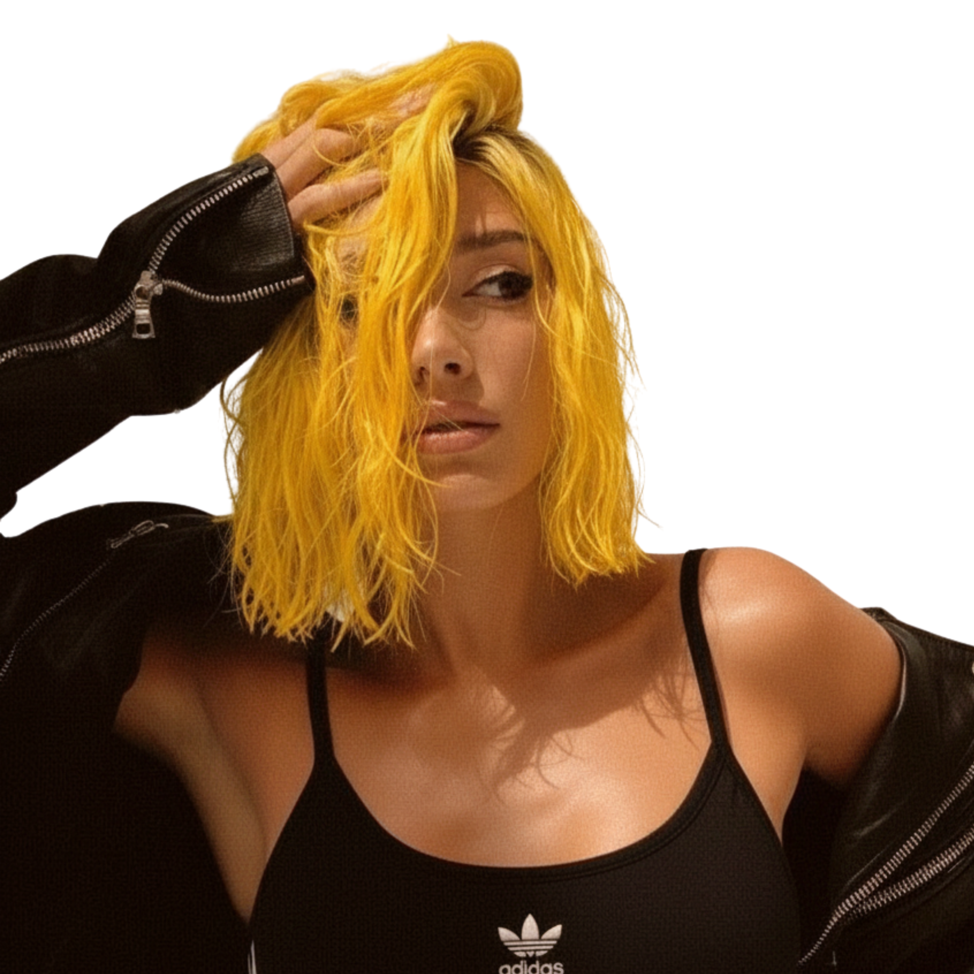 Mujer con cabello rubio brillante y corto, look moderno y atrevido. - Luxent Professional