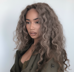 Modelo con cabello rizado castaño ceniza, mostrando un look natural y sofisticado. - Luxent Professional