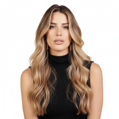Modelo con cabello rubio balayage ondulado, mostrando un look profesional y saludable - Luxent Professional