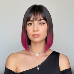 Mujer con cabello bob oscuro y puntas fucsia vibrantes, mostrando un look moderno - Luxent Professional