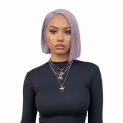 Mujer con cabello liso corto color lila, ideal para tintes fantasía y decolorantes. - Luxent Professional