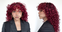 Modelo con cabello rizado rojo intenso, mostrando el color vibrante y la textura. - Luxent Professional