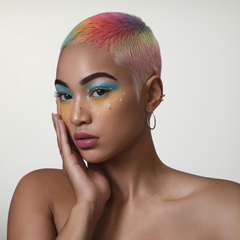 Modelo con cabello corto arcoíris y maquillaje artístico. Inspiración para tintes de cabello - Luxent Professional