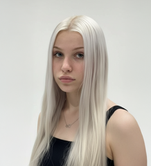 Modelo con cabello rubio platino liso y brillante, resultado de tintes profesionales - Luxent Professional