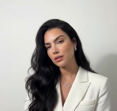 Mujer con cabello negro brillante y saludable, peinado con ondas suaves. - Luxent Professional