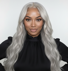 Modelo con cabello largo ondulado gris plateado, look elegante y moderno. - Luxent Professional