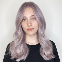 Modelo con cabello largo ondulado color lavanda pastel, resultado de tinte profesional - Luxent Professional