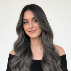 Mujer con cabello gris oscuro ondulado, mostrando un look moderno y elegante | L'xent Professional