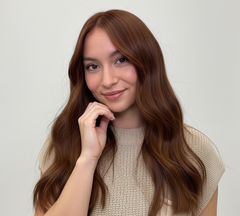 Modelo con cabello castaño rojizo brillante y saludable, mostrando resultados de tinte | L'xent Professional