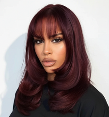 Modelo con cabello largo borgoña oscuro, flequillo y puntas con volumen. Tinte profesional - Luxent Professional