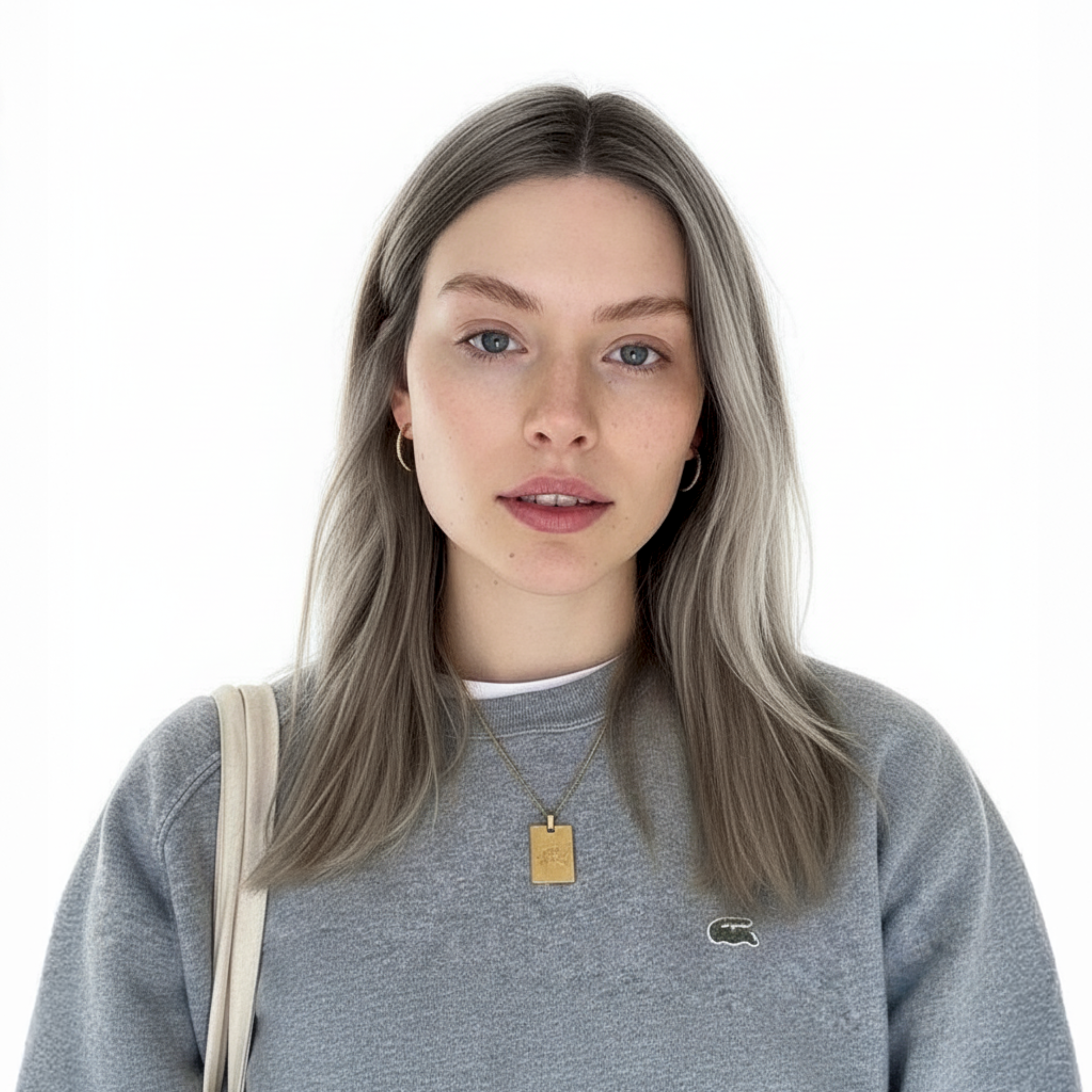 Mujer con cabello gris platinado liso, raya al medio, mostrando un look moderno - Luxent Professional