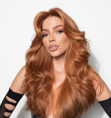 Modelo con cabello cobrizo brillante y ondas voluminosas, mostrando un color vibrante. - Luxent Professional