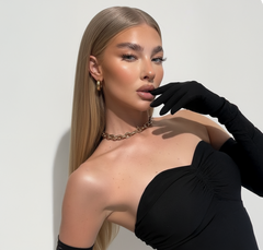 Modelo rubia con cabello liso y brillante, mostrando un look sofisticado y elegante - Luxent Professional