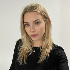 Modelo con cabello rubio liso y brillante, ideal para mostrar resultados de tintes y tratamie | L'xent Professional